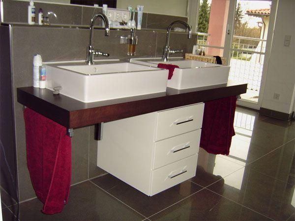 Waschbecken mit weißem Schrank und mehreren Schubladen