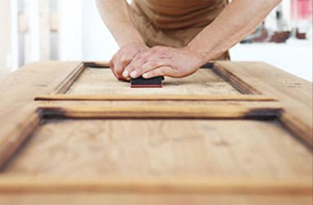 braune Holztür, die von geschliffen wird